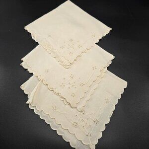 Vintage Cream Embroidered Linen Napkins With Scalloped Edges Set of 4 JJ3965